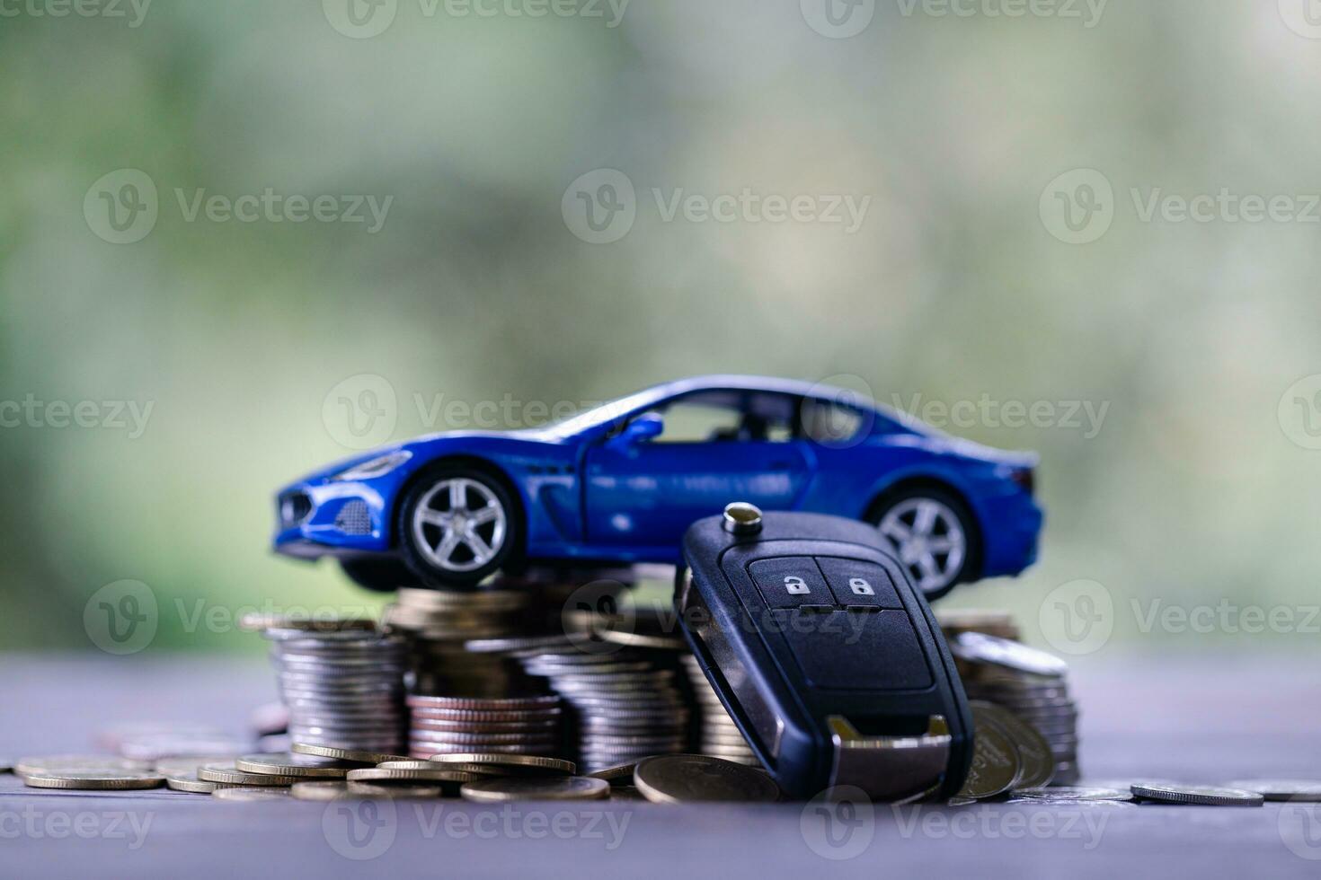 coche modelo en dinero monedas montón. Finanzas y coche préstamo, ahorro dinero para un auto, monedas seguro, préstamo y comprando coche Finanzas concepto. comprar y cuotas abajo pago un coche. foto