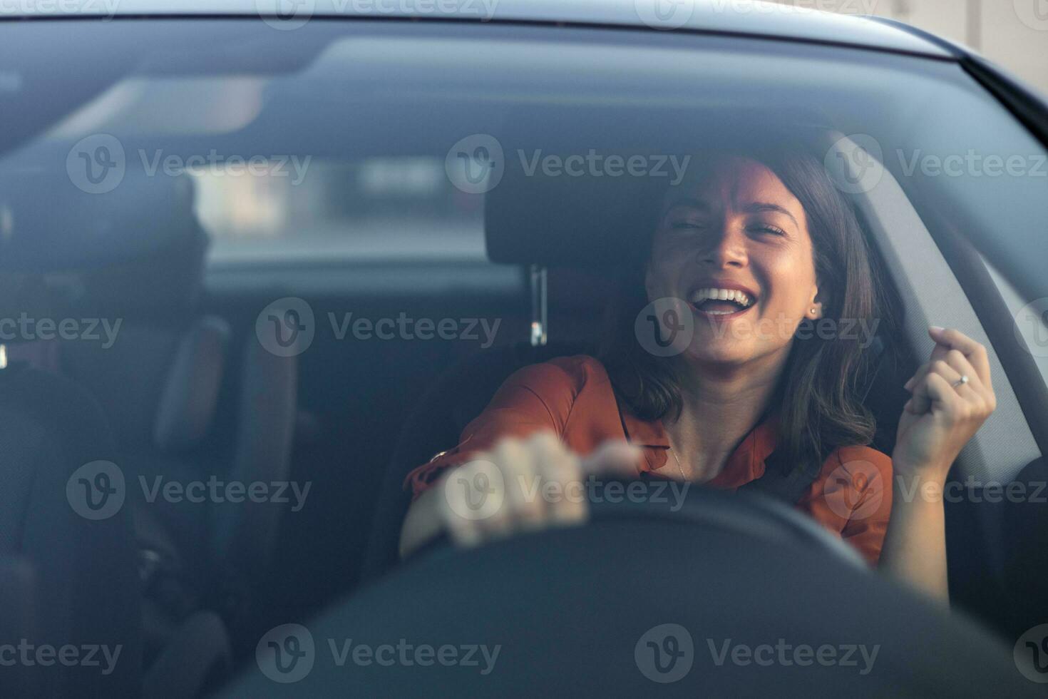 foto de positivo alegre niña miedoso conductor jinete disfrutar conducir paseo coche debajo popular estrella golpes lista de reproducción música tratar danza aumento manos en ciudad centrar