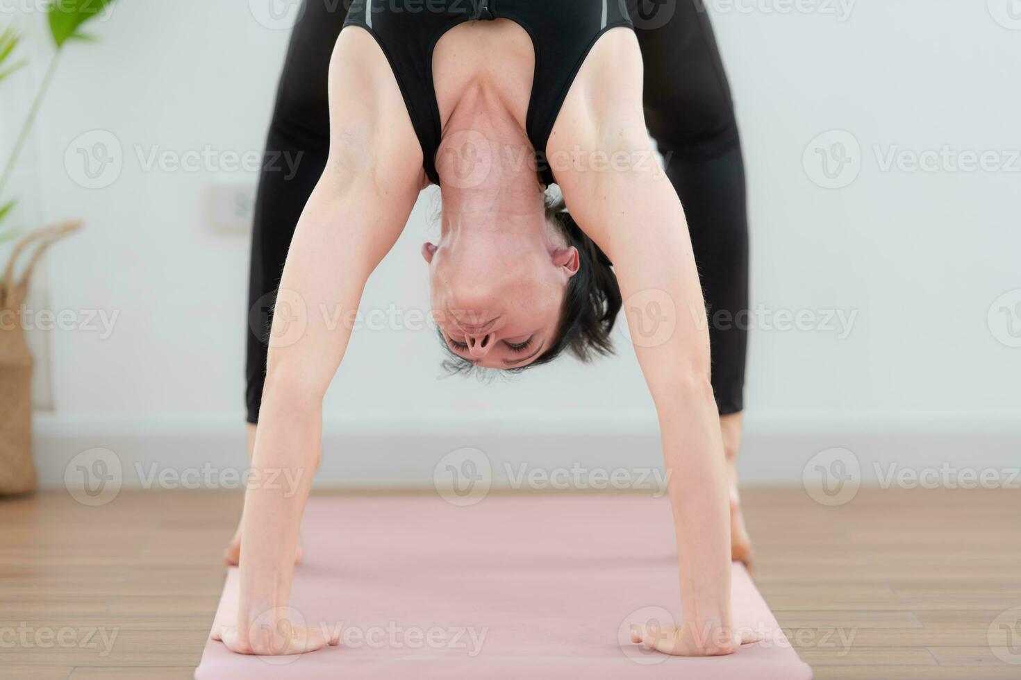 hermosa joven mujer practicando yoga a hogar. yoga asanas foto