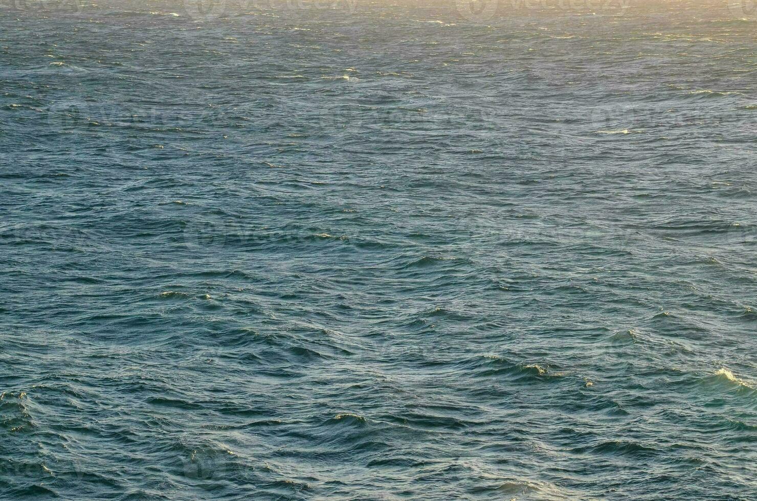 un barco es navegación en el Oceano con un grande ola foto