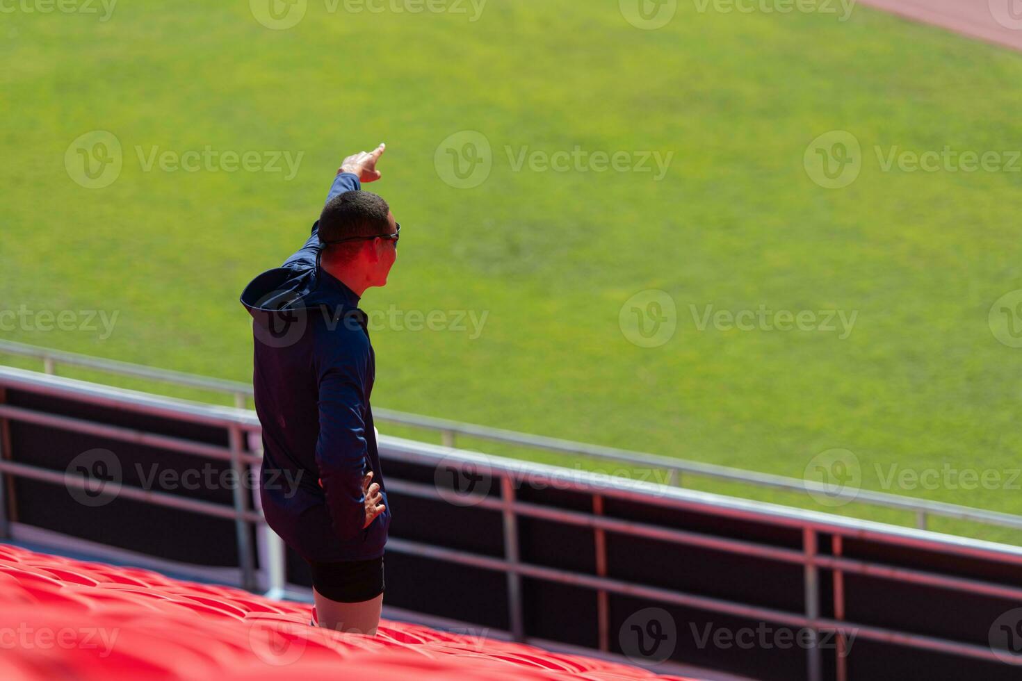 discapacitado Atletas preparar su cuerpos en anfiteatro en un Deportes arena en un soleado día antes de entrando un Distancia corta corriendo competencia foto