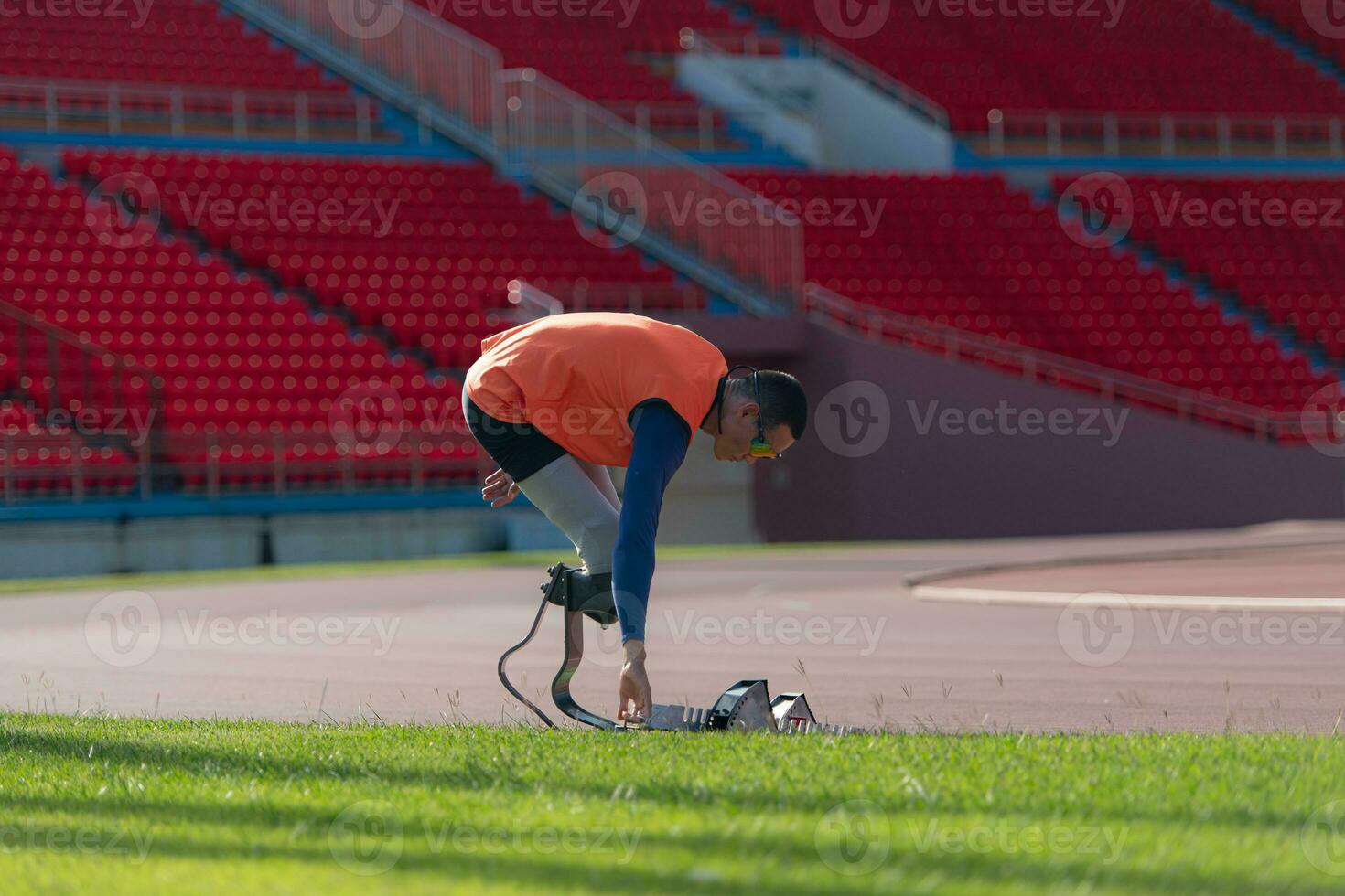 discapacitado Atletas preparar en comenzando posición Listo a correr en estadio pista foto