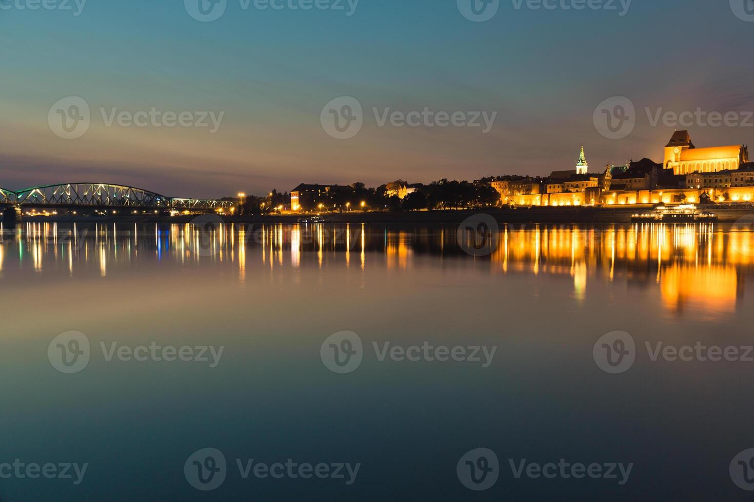 ciudad de correr en Polonia, antiguo pueblo horizonte por noche desde vistula río foto