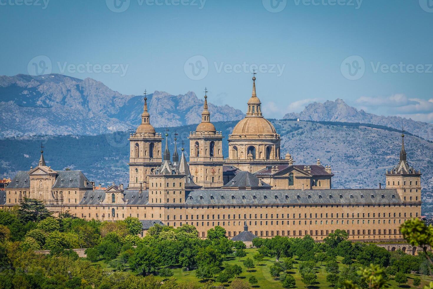 el real asiento de san lorenzo Delaware el escorial, histórico residencia de el Rey de España, acerca de 45 kilómetros noroeste Madrid, en España. foto