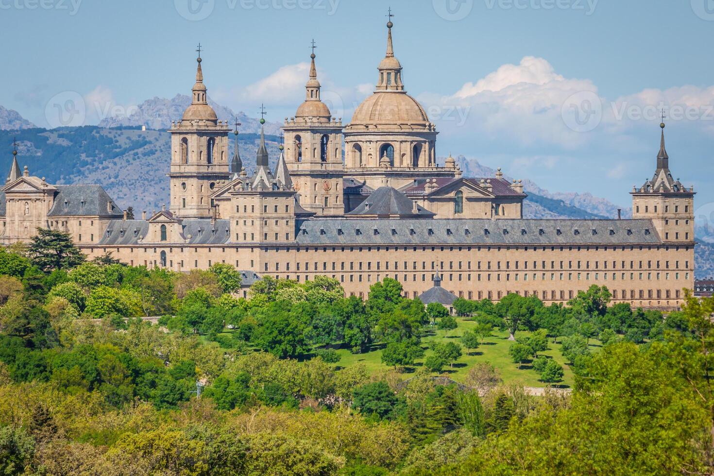 el real asiento de san lorenzo Delaware el escorial, histórico residencia de el Rey de España, acerca de 45 kilómetros noroeste Madrid, en España. foto