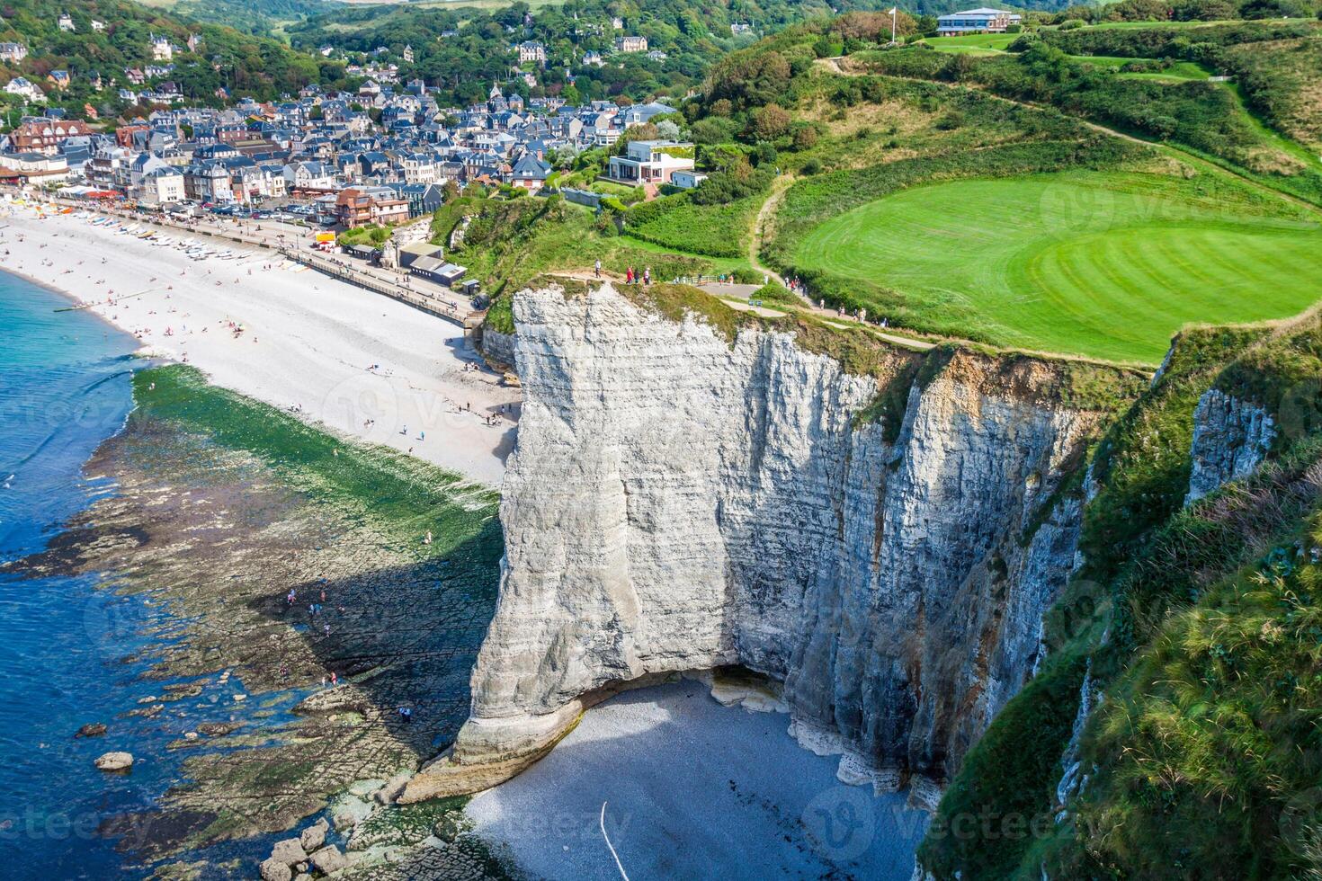 blanco acantilados en el costa de Francia cerca el pueblo de etretat en Normandía foto