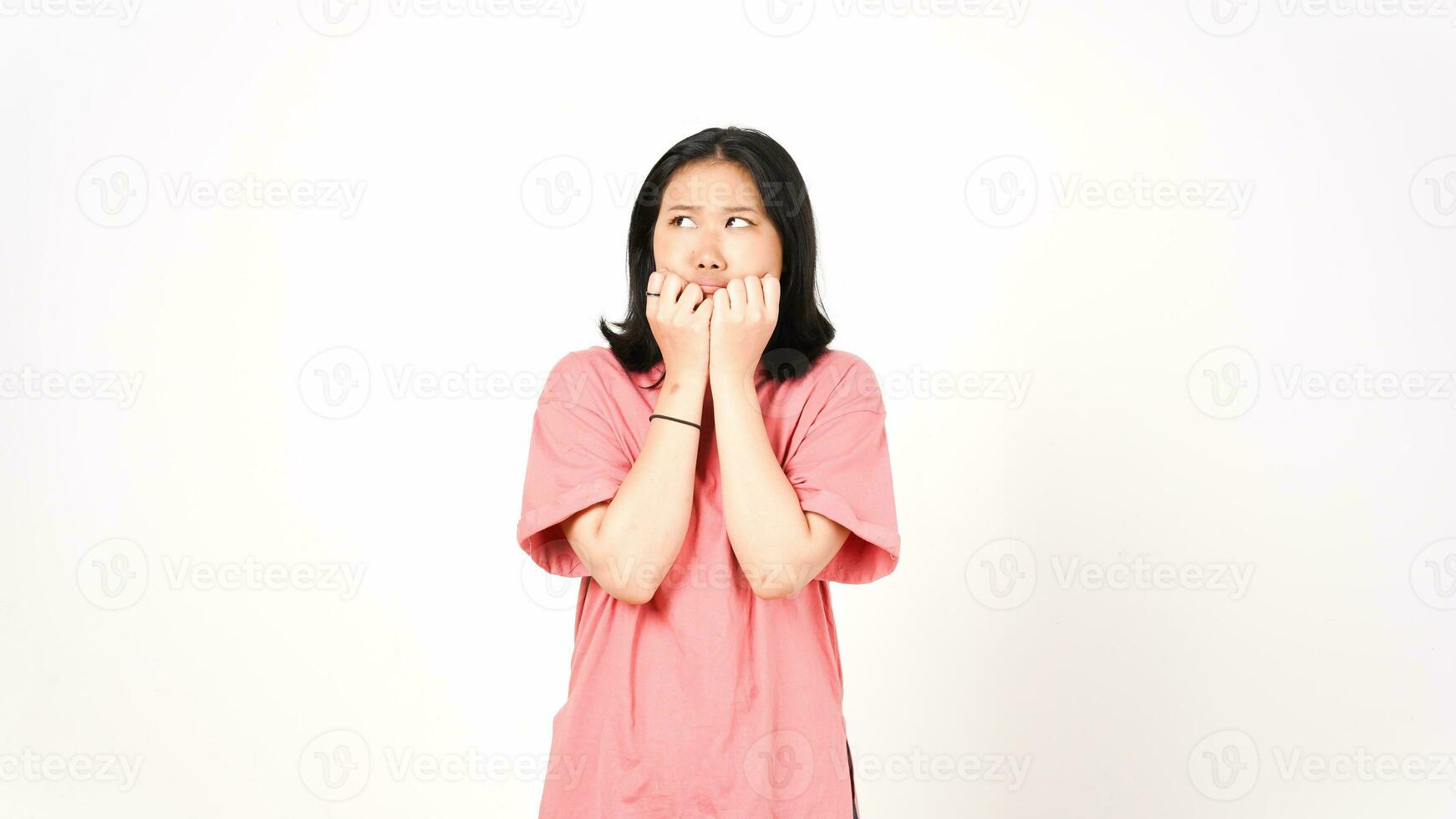 temeroso uña mordedura y mirando lado de hermosa asiático mujer aislado en blanco antecedentes foto