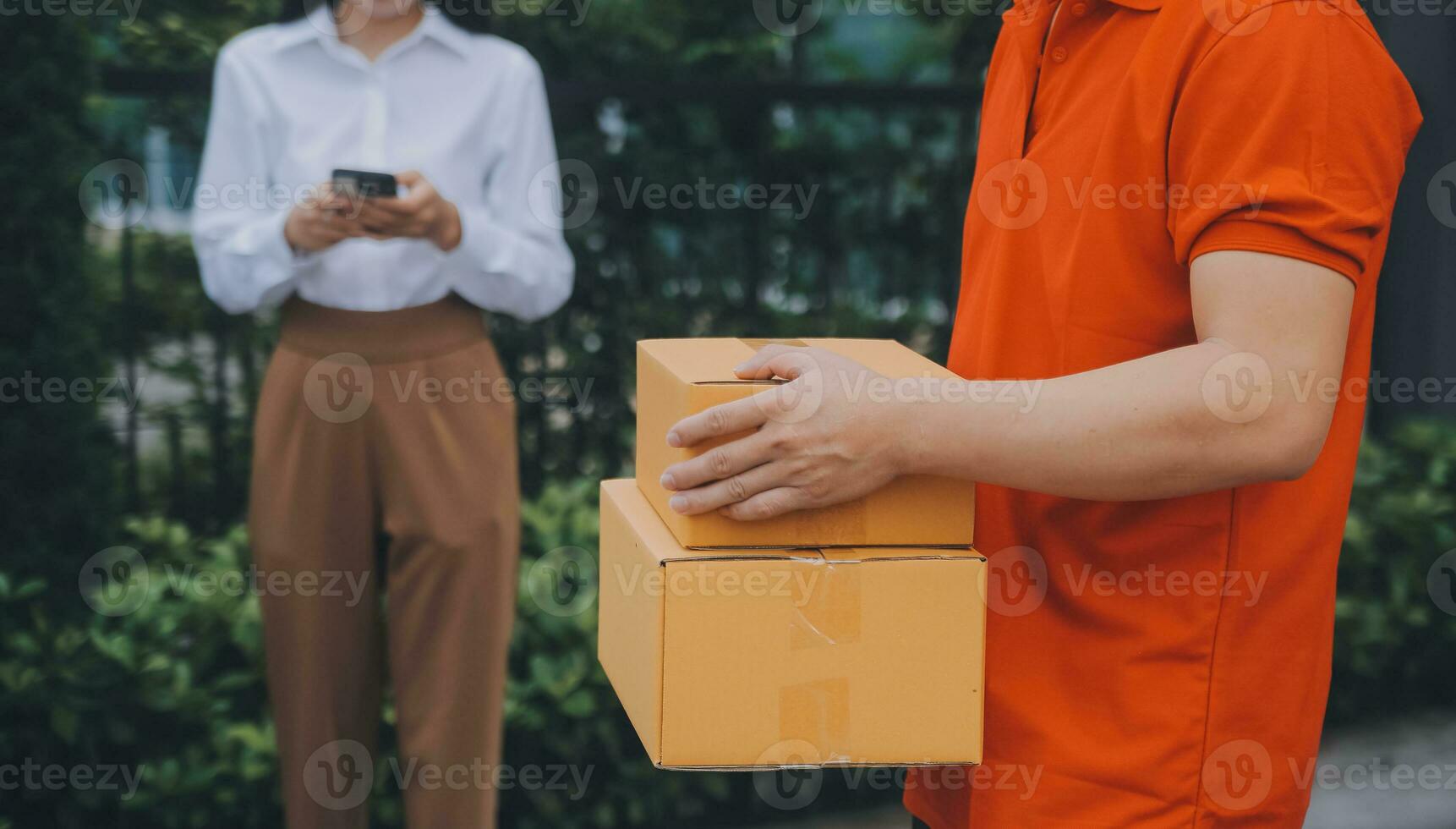 asiático mujer recepción producto desde entrega hombre a hogar, joven propietario mujer orden producto desde teléfono inteligente solicitud, mujer con en línea negocio o SME concepto. foto