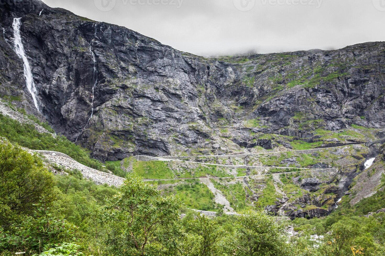 trollstigen, trolls sendero, serpentina montaña la carretera en Noruega foto