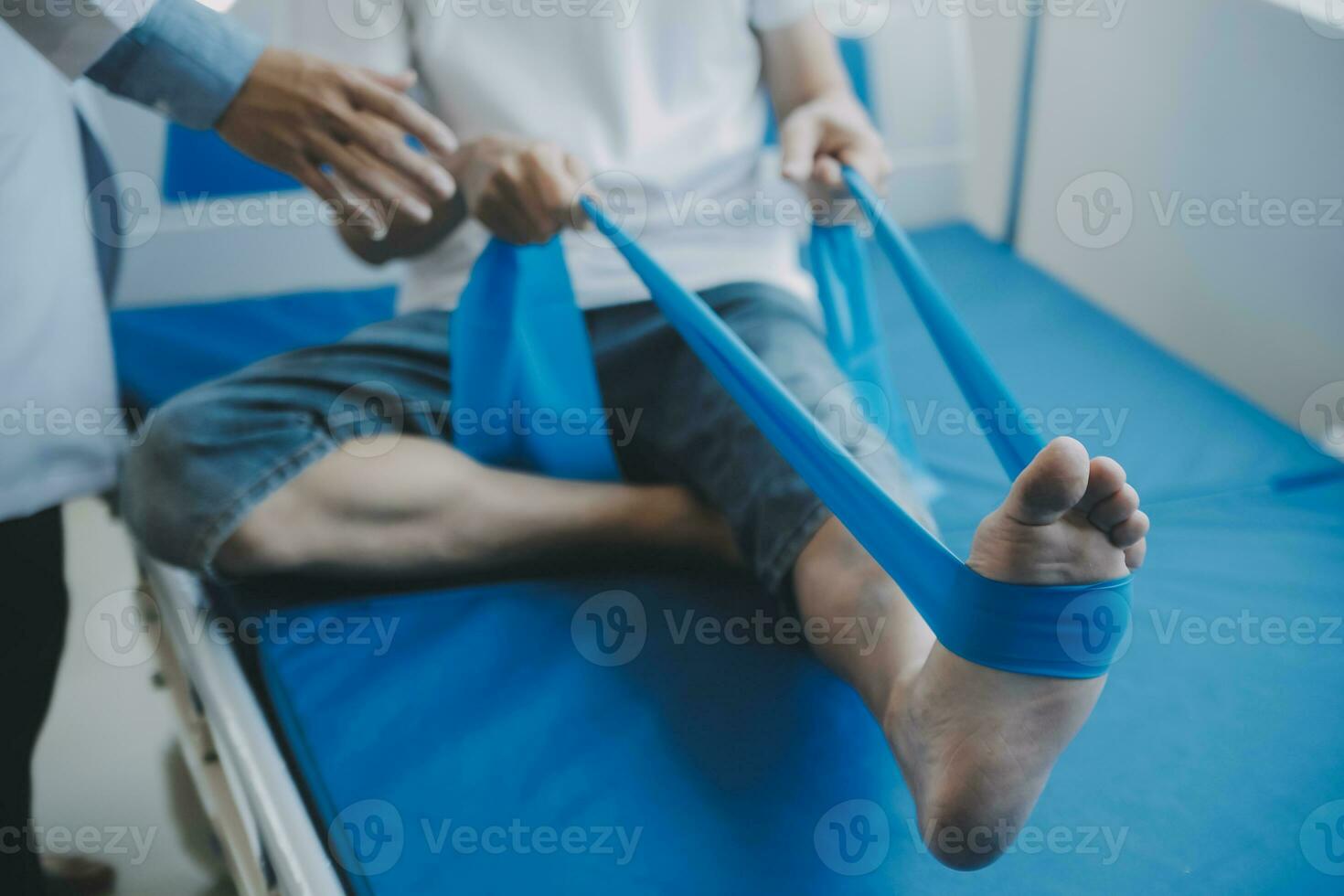 médico o físico terapeuta examina espalda dolor y espinal zona a dar Consejo dentro el rehabilitación centro. foto