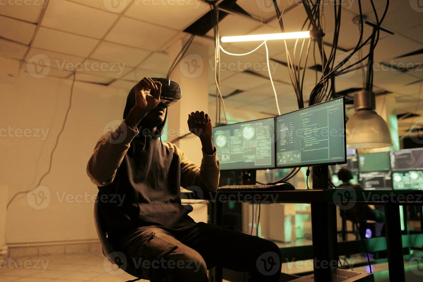 hacker programación virus programa en vr casco, hackear computadora sistema en metaverso, en línea servidor contraseña agrietamiento simulación. ciberdelincuencia, hacker codificación malware en virtual realidad foto