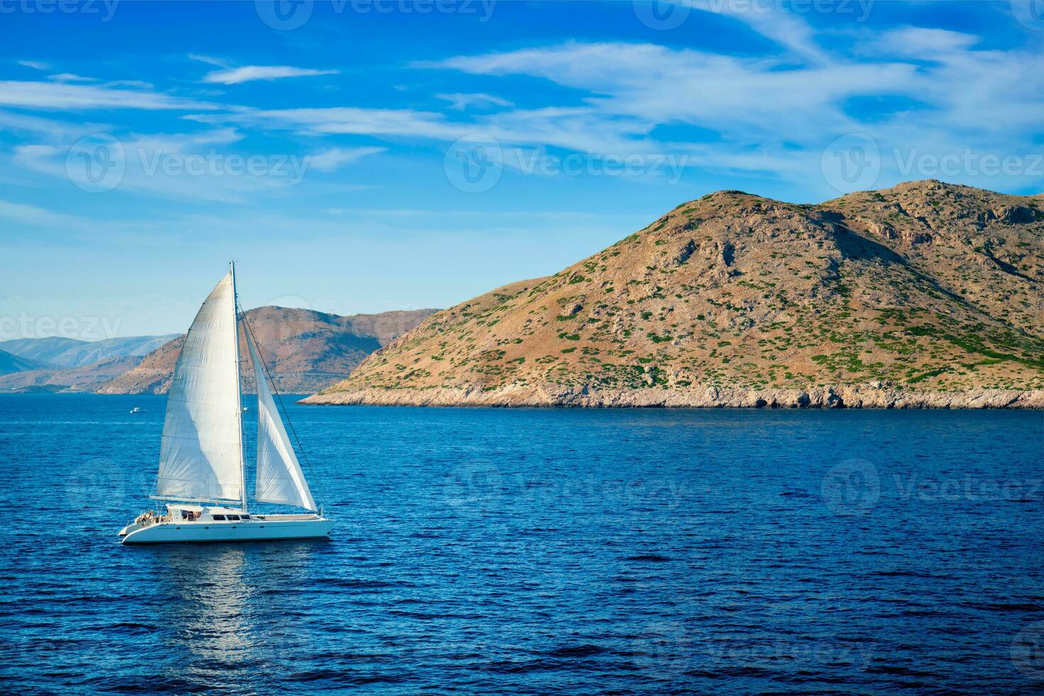 catamarán yate en Egeo mar foto