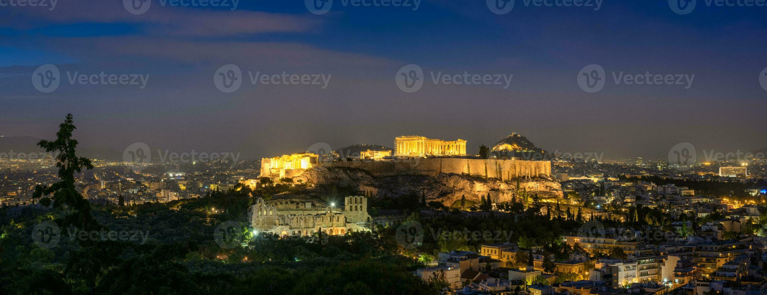 Partenón templo y anfiteatro son antiguo arquitectura a el acrópolis, Atenas, Grecia foto