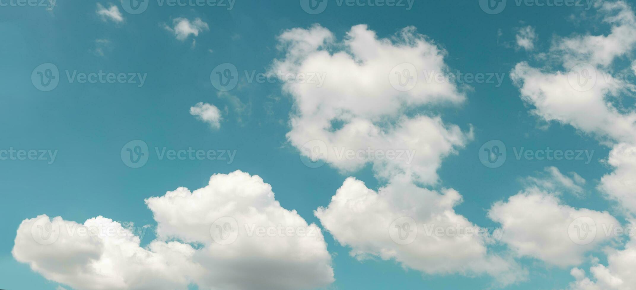 nubes en el cielo azul en un día soleado, paisajes naturales con buen clima. mirando hacia arriba. pantalla larga y ancha foto