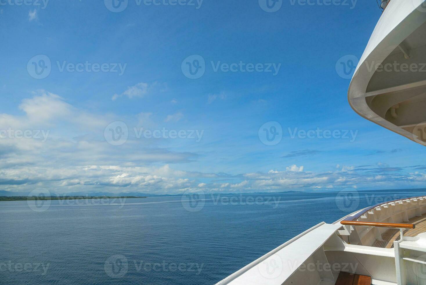 ver a el mar y isla fiyi, un país en el sur Pacífico, dramático cielo y nubes foto