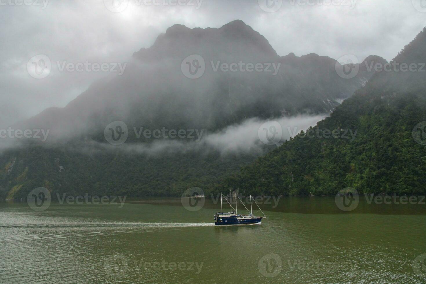 Stirling caídas en Milford sonido, parte de Fiordland nacional parque, nuevo Zelanda foto