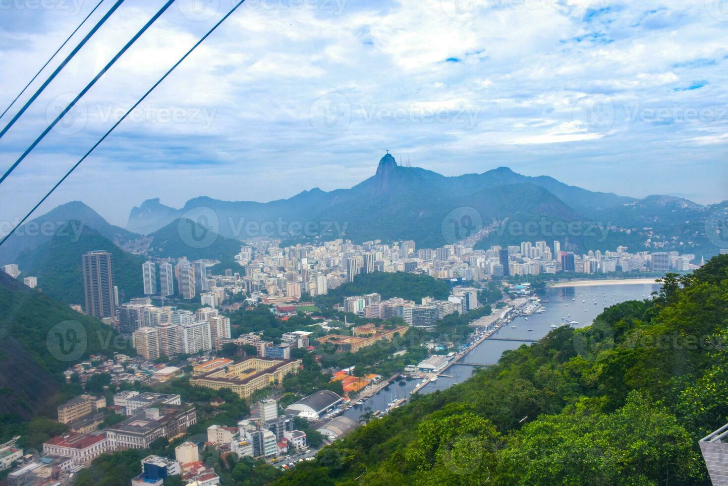 paisaje ver el pan de Azucar cable coche es un teleférico sistema en rio Delaware janeiro, Brasil. foto