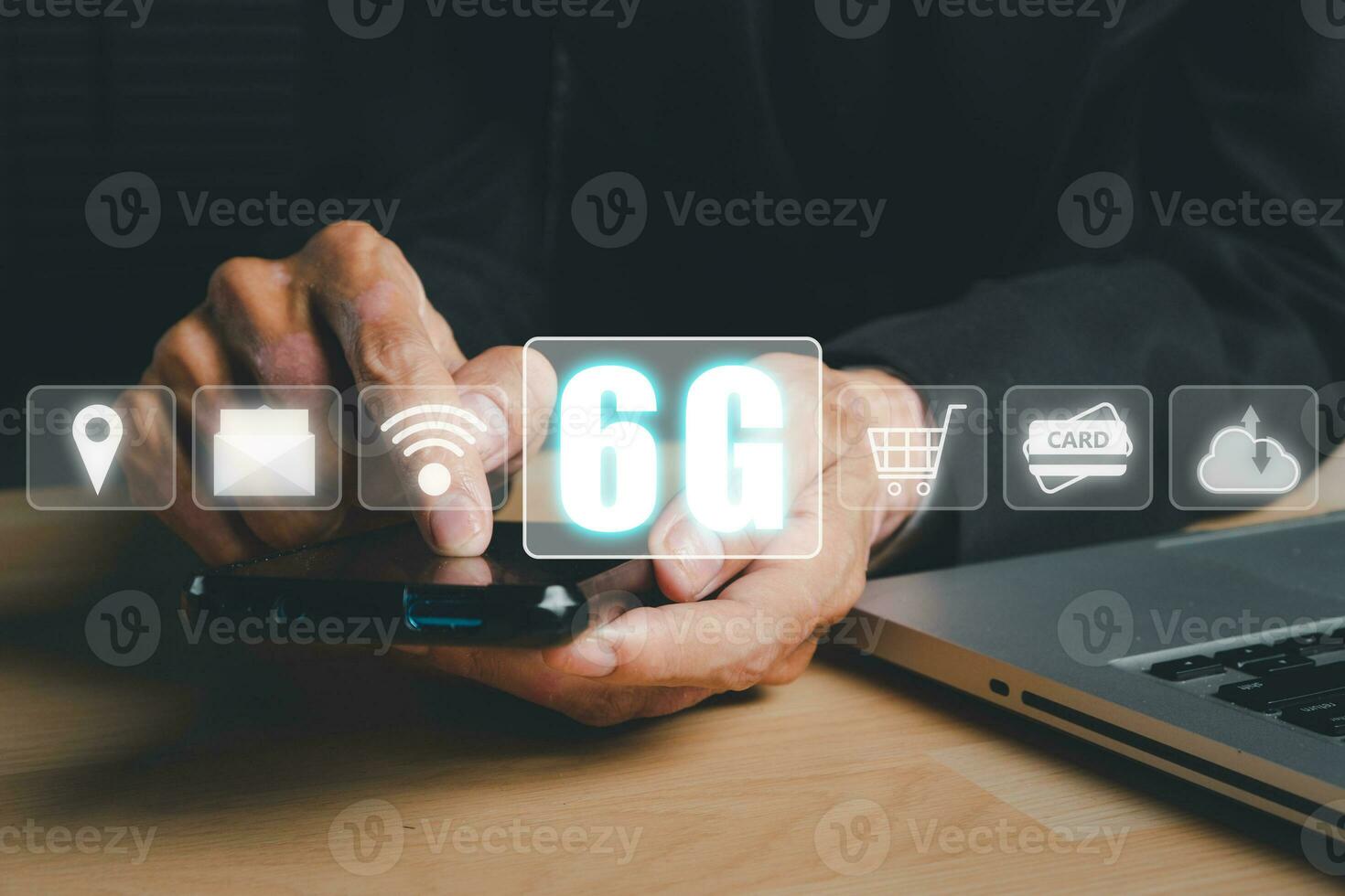 concepto de red de comunicación global, mano de hombre usando un teléfono inteligente con 6g e ícono wifi en pantalla virtual, negocios en todo el mundo, internet móvil de alta velocidad, redes de nueva generación. medios mixtos foto