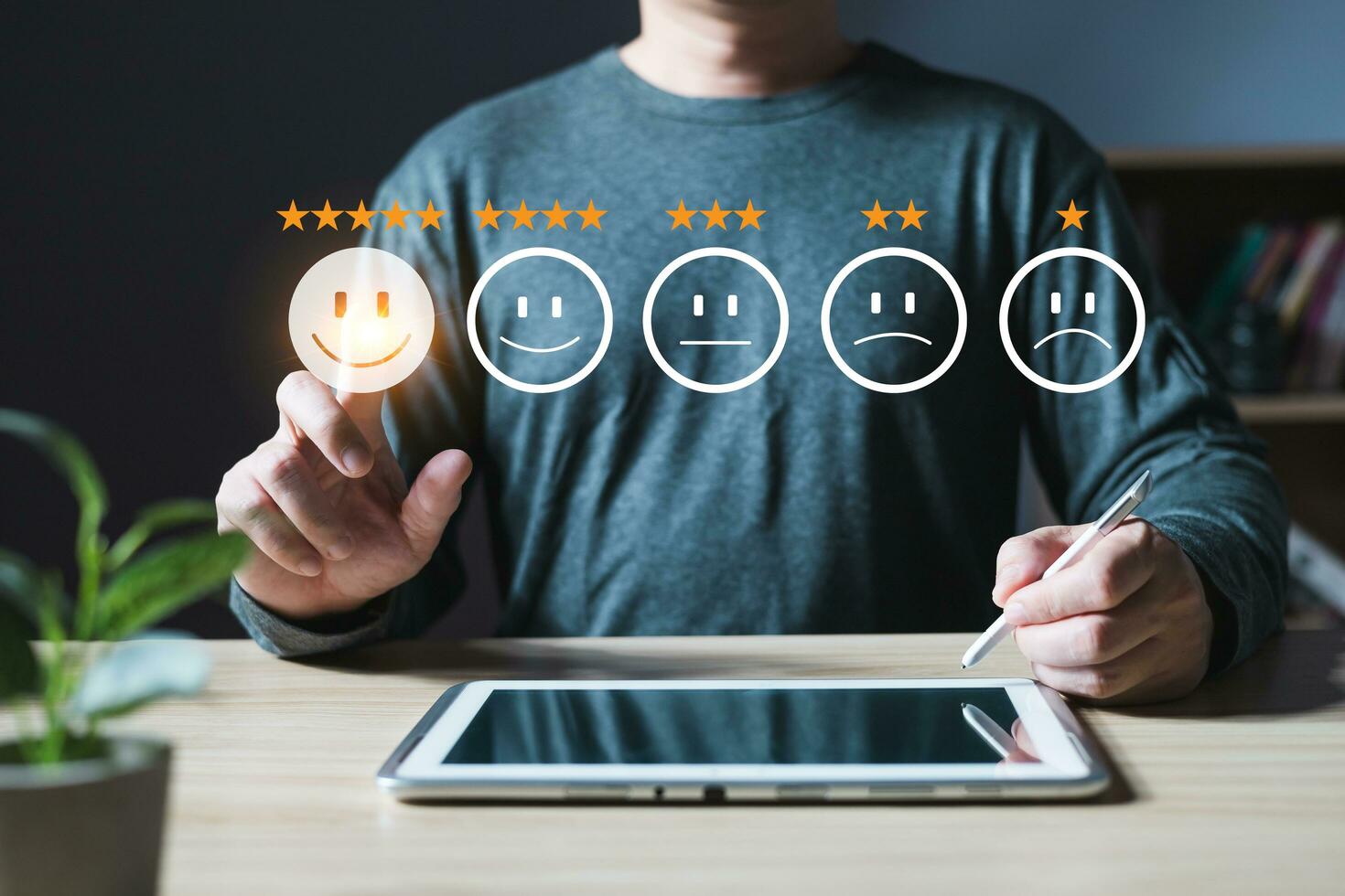 un empresario conmovedor el virtual pantalla en el contento sonrisa cara icono a dar satisfacción en servicio.cliente Servicio y satisfacción concepto.rating muy impresionado. foto