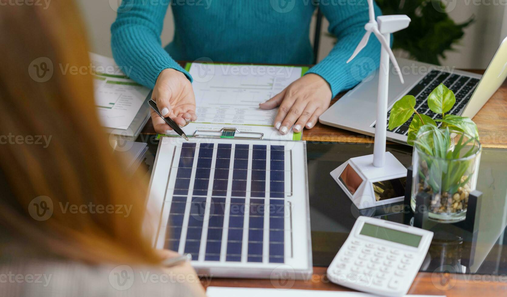 solar paneles verde energía negocio personas trabajando en verde eco simpático oficina negocio reunión creativo ideas para negocio eco simpático profesional enseñando corporativo personas sostenible electricidad foto