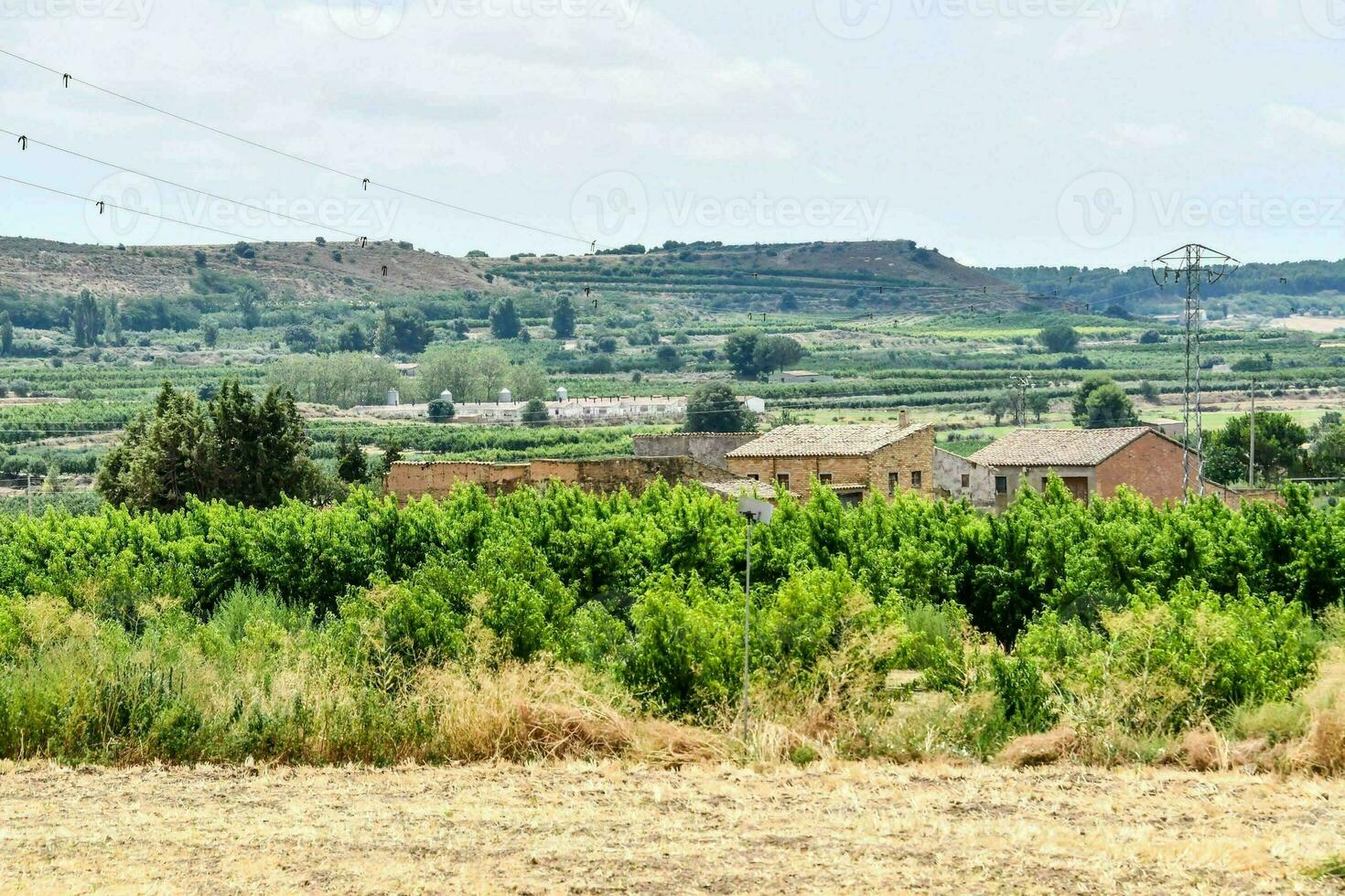 un ver de el campo con un pequeño pueblo en el distancia foto