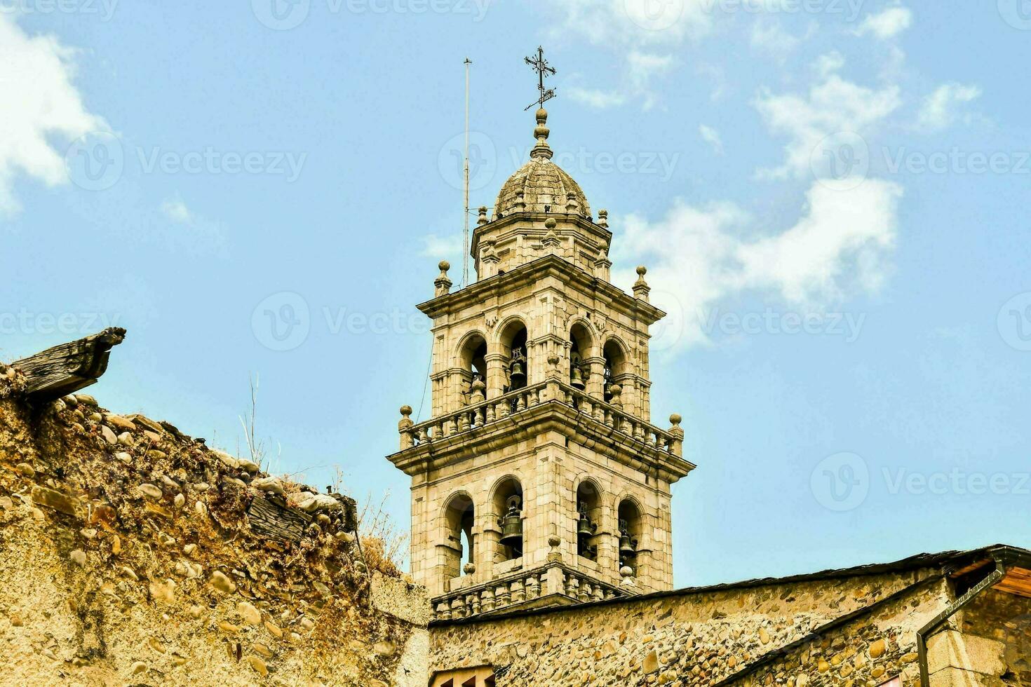 un torre con un cruzar en parte superior de eso foto