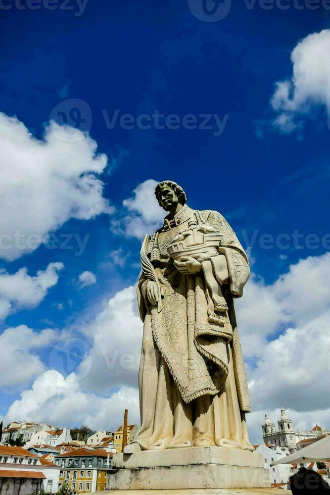un estatua de un hombre en frente de un azul cielo foto