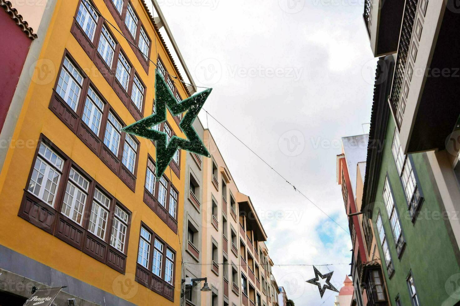 un calle con vistoso edificios y un estrella colgando Entre foto