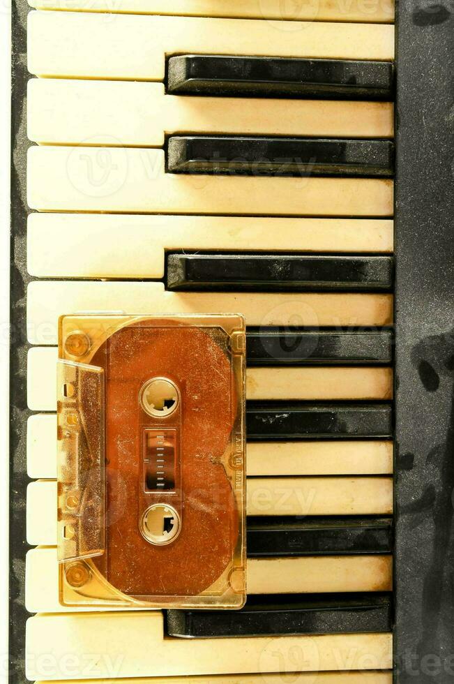 un antiguo piano con un casete cinta en eso foto