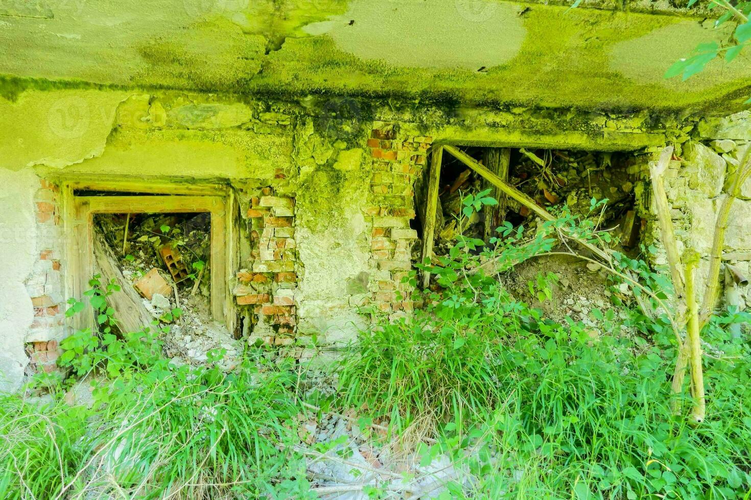 un antiguo abandonado edificio foto