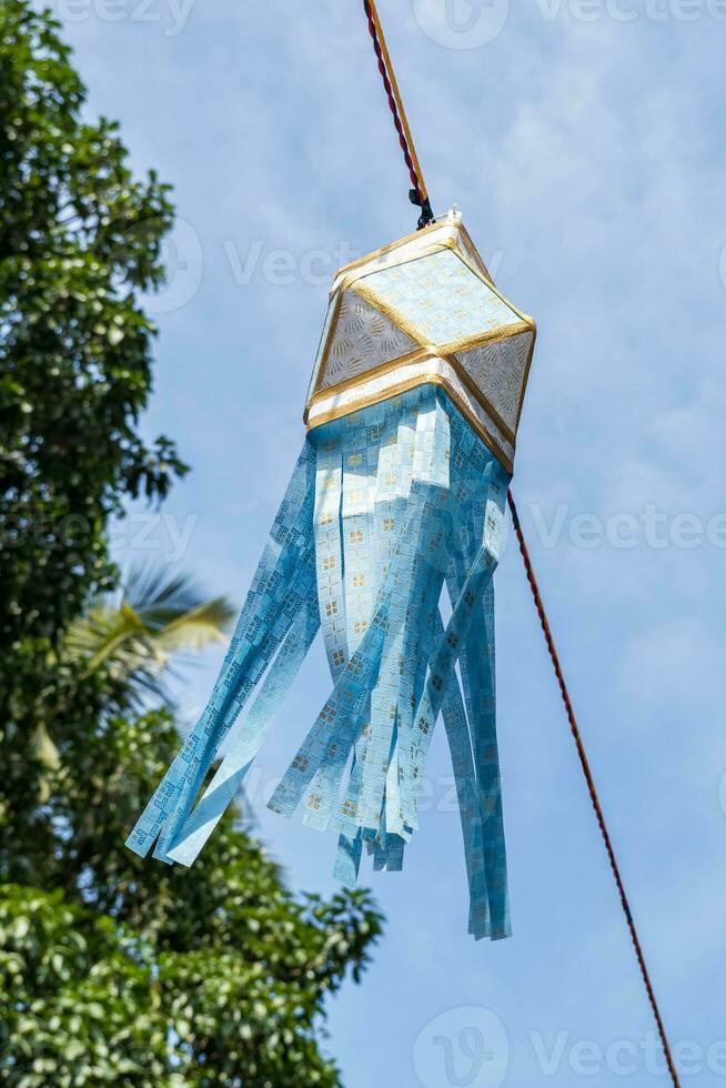 tradicional diwali decorativo papel linterna en calle foto