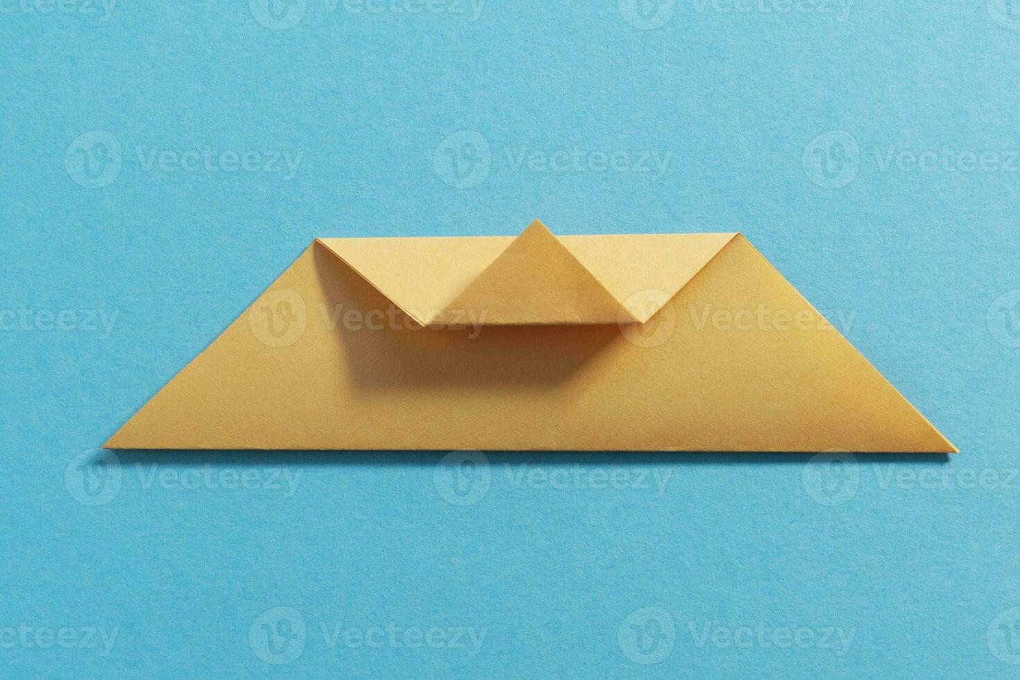 Step by step photo instruction how to make origami paper kitty. Simple diy kids children's concept.