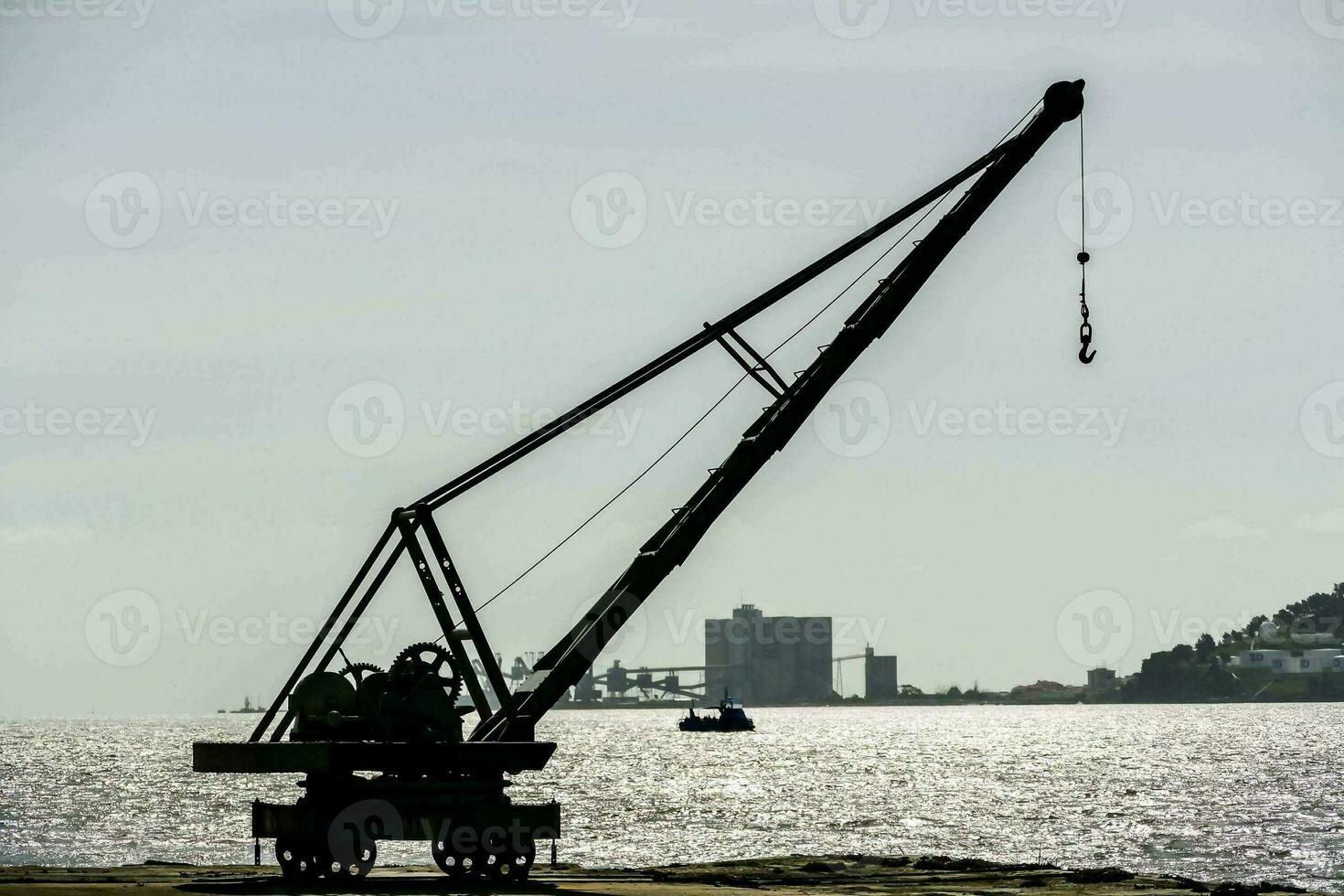 un grua es levantamiento un barco en el agua foto