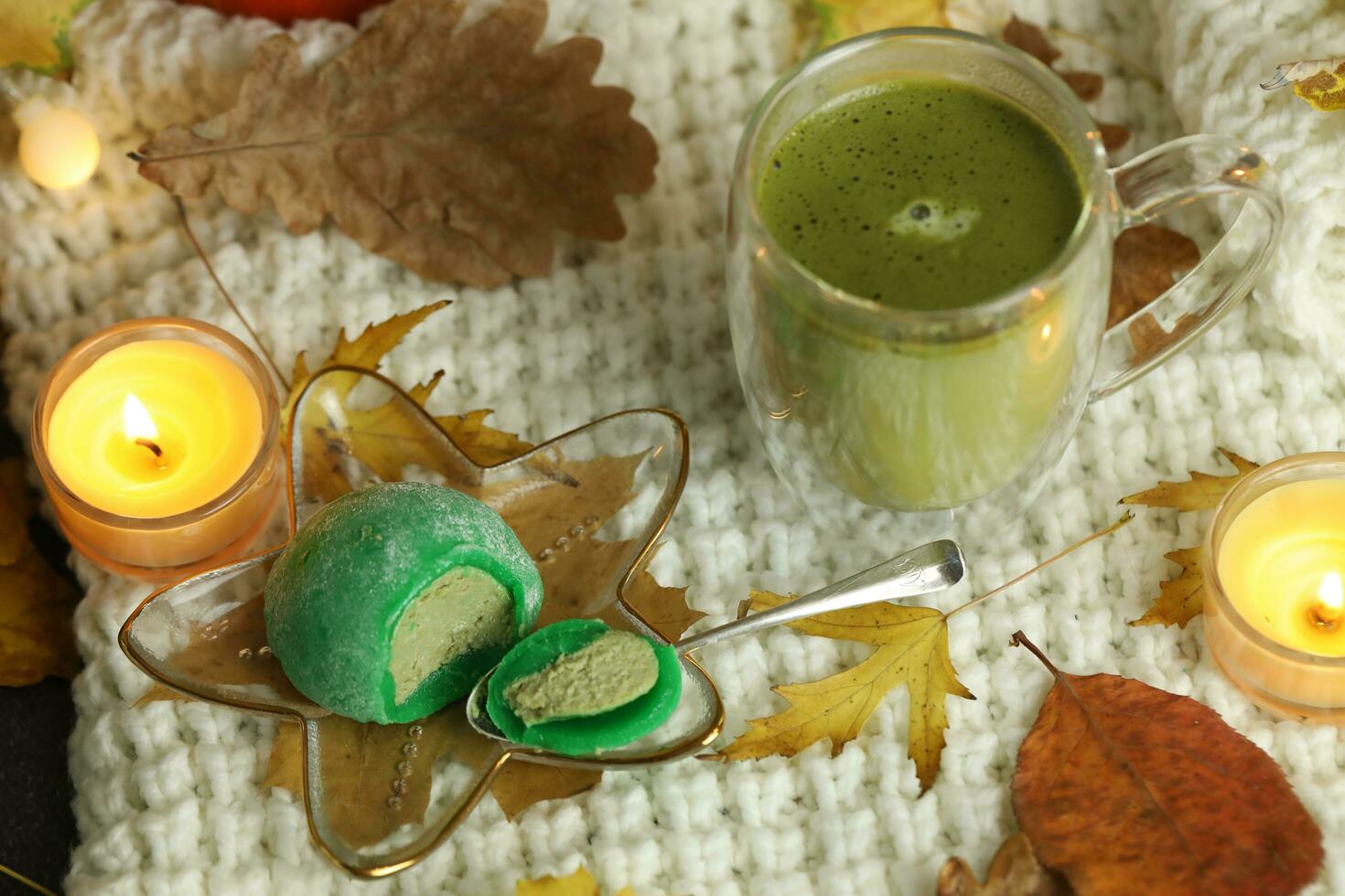 vistoso japonés dulces daifuku o mochi rebanado. dulces cerca arriba en el plato con taza de matcha té foto