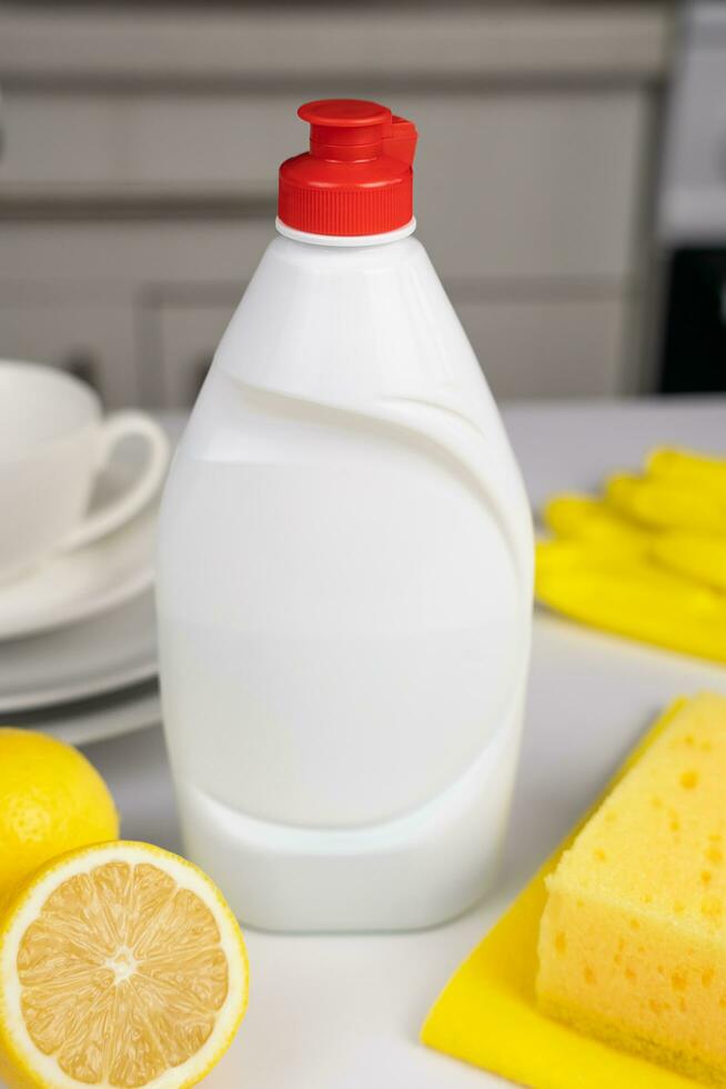 detergente, limón y cocina esponja para plato Lavado. de cerca. selectivo enfocar. foto