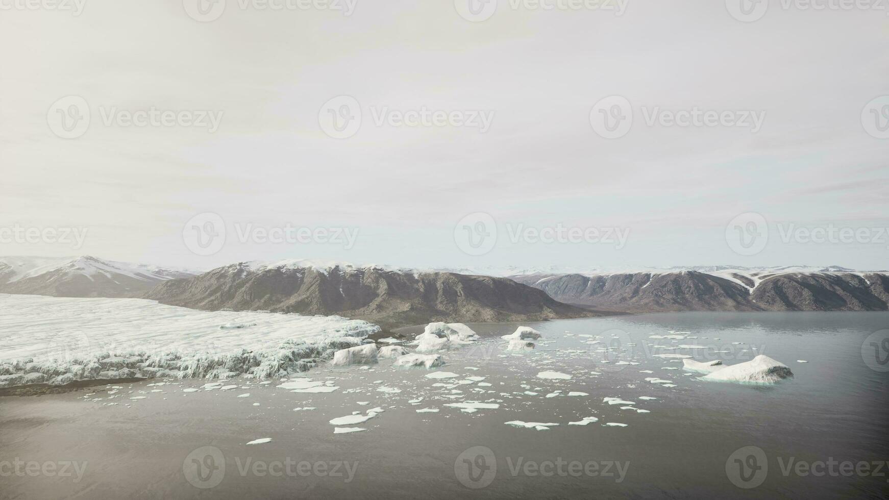 los icebergs flotan en la laguna glaciar foto