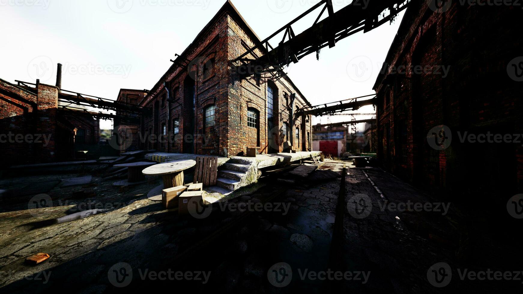 zona de fábrica de industria abandonada y bajo el cielo soleado foto