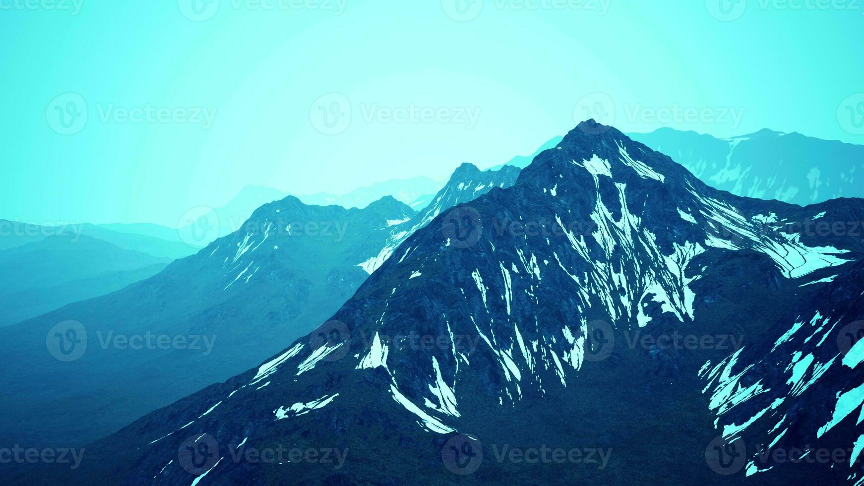 impresionante vista superior a través de las nubes a altas montañas nevadas foto