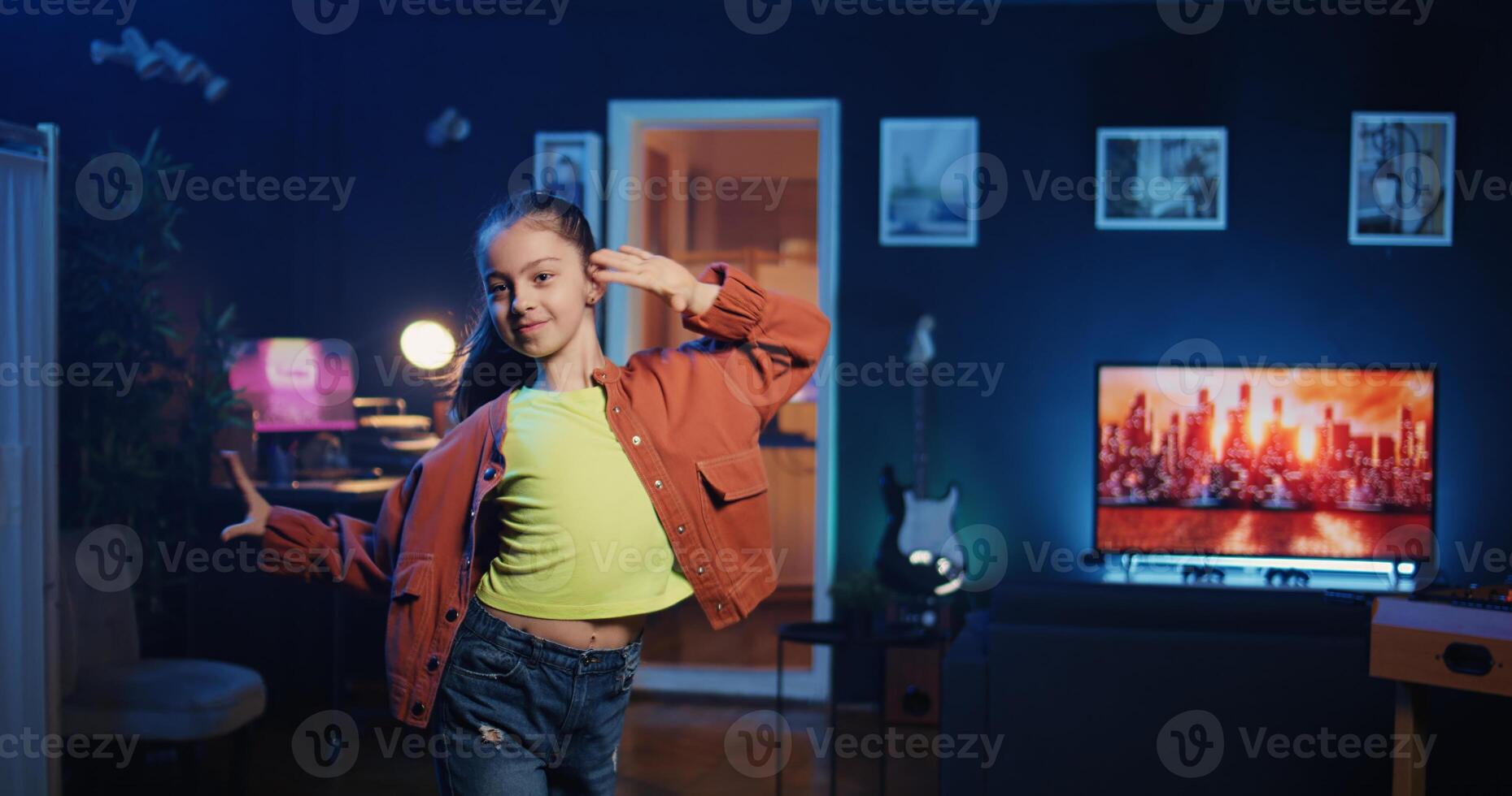 joven niña consiguiendo montones de compromiso en su bailando clips publicaciones en social red plataformas contento Internet estrella niño rodaje viral vídeos, impresionante audiencias con danza se mueve foto