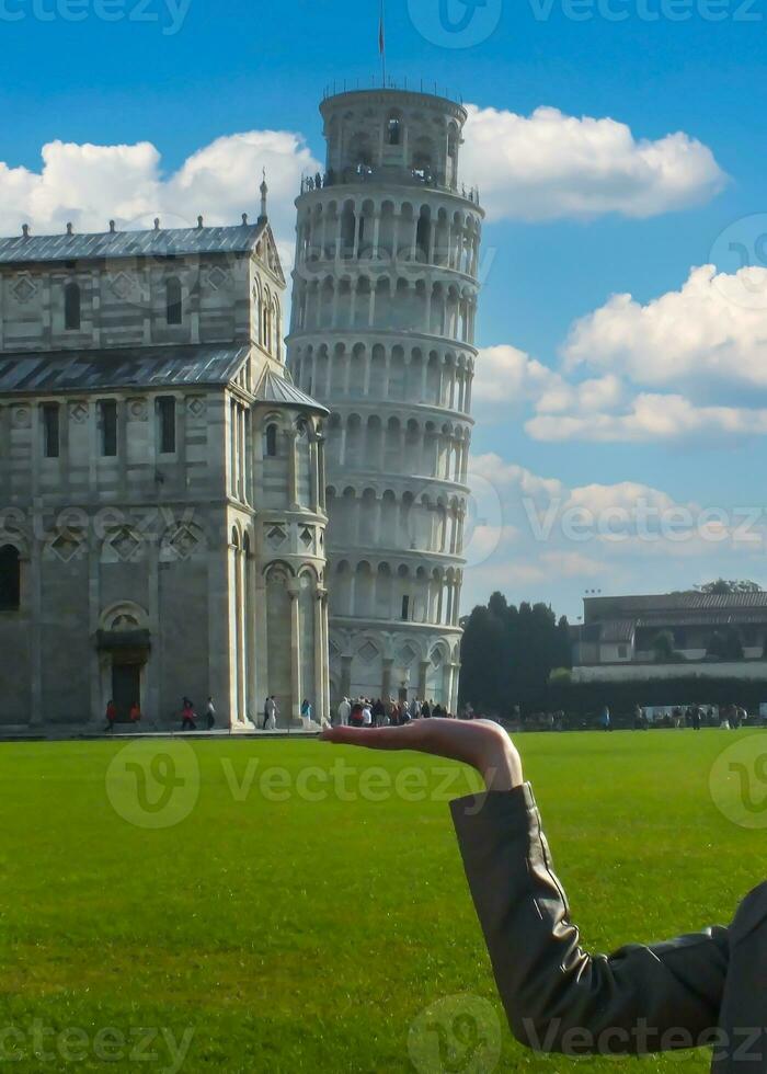 el propensión torre de Pisa en un mujer mano en plaza dei miracoli, toscana, Italia. foto