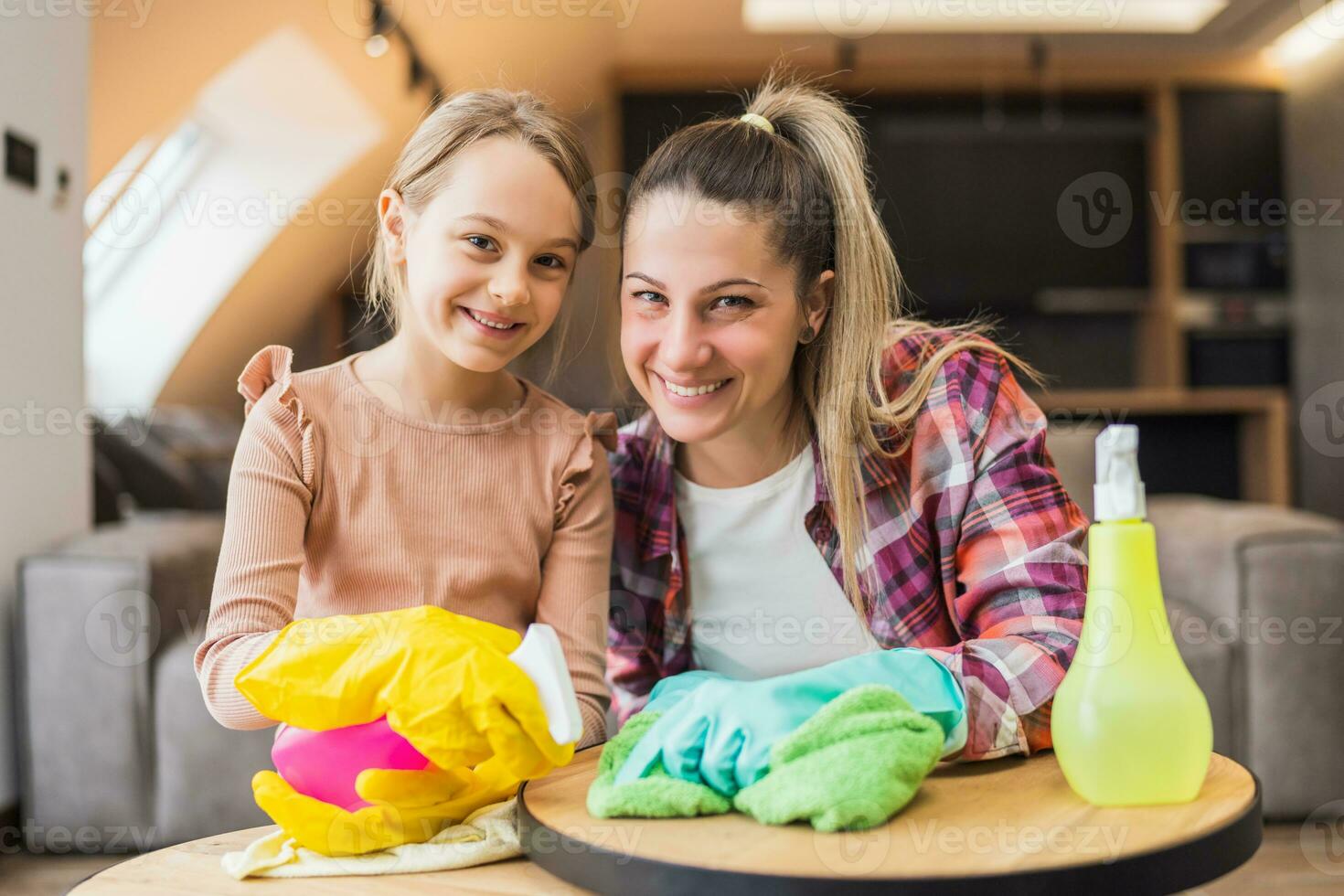 contento hija y madre limpieza casa juntos foto