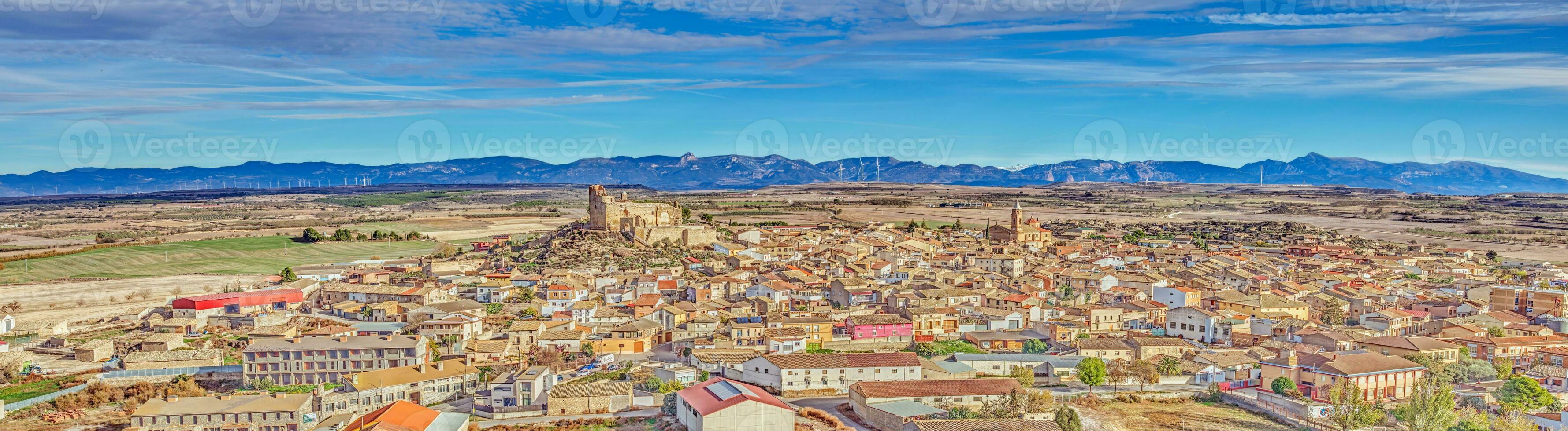 zumbido panorama de el pueblo de almudévar en del Norte España con el Pirineos en el antecedentes foto