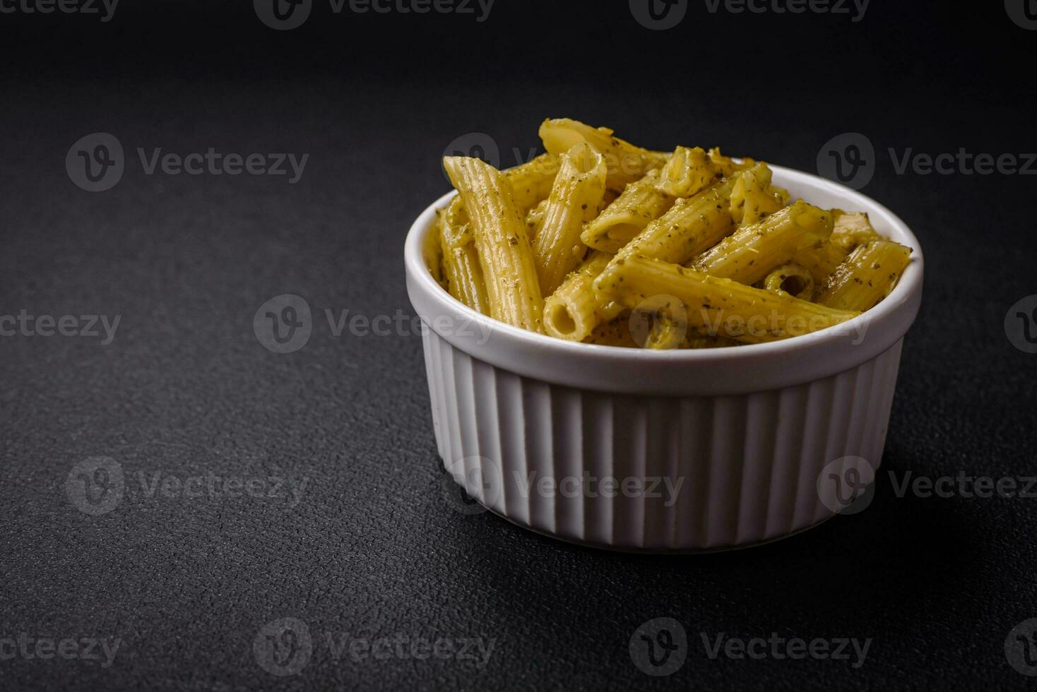 delicioso Fresco pasta pasta con verde pesto salsa con albahaca, sal y especias foto