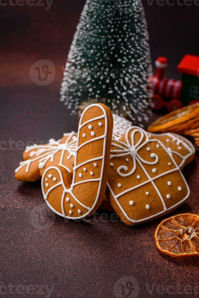 hermosa delicioso dulce invierno Navidad pan de jengibre galletas en un bronce texturizado antecedentes foto