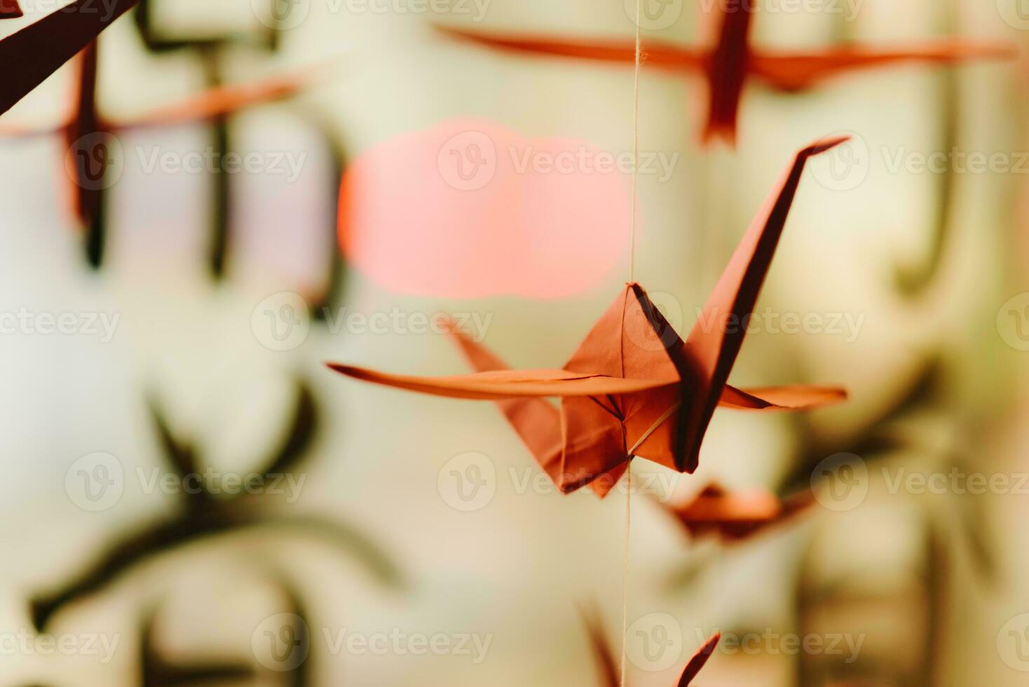 origami cuelga en el antecedentes de jeroglíficos foto