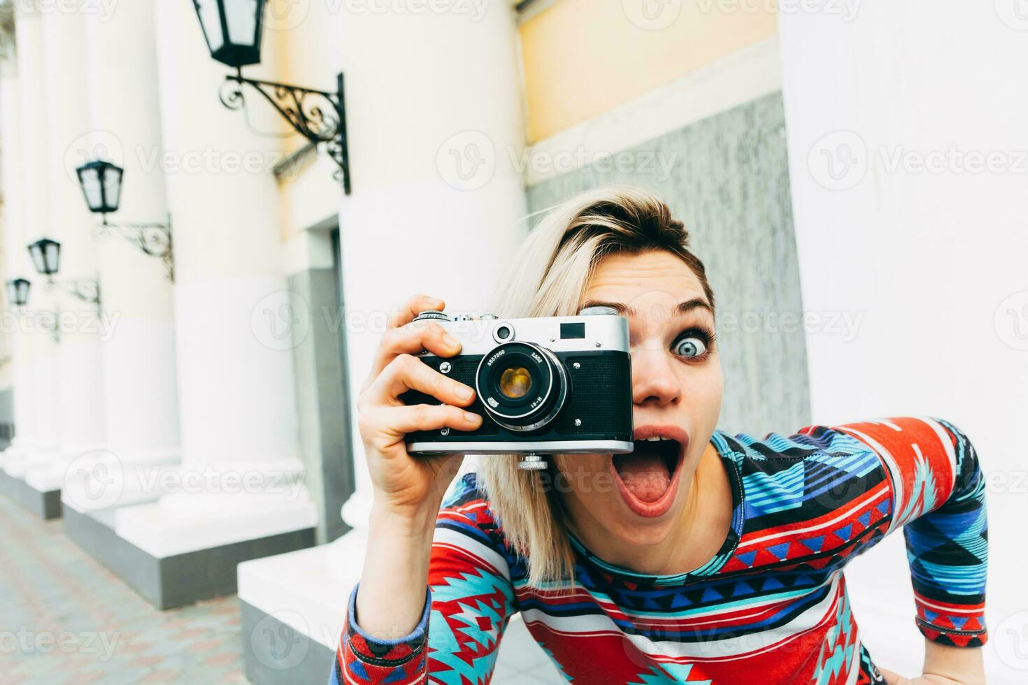 mujer fotografiado retro cámara en el ciudad foto