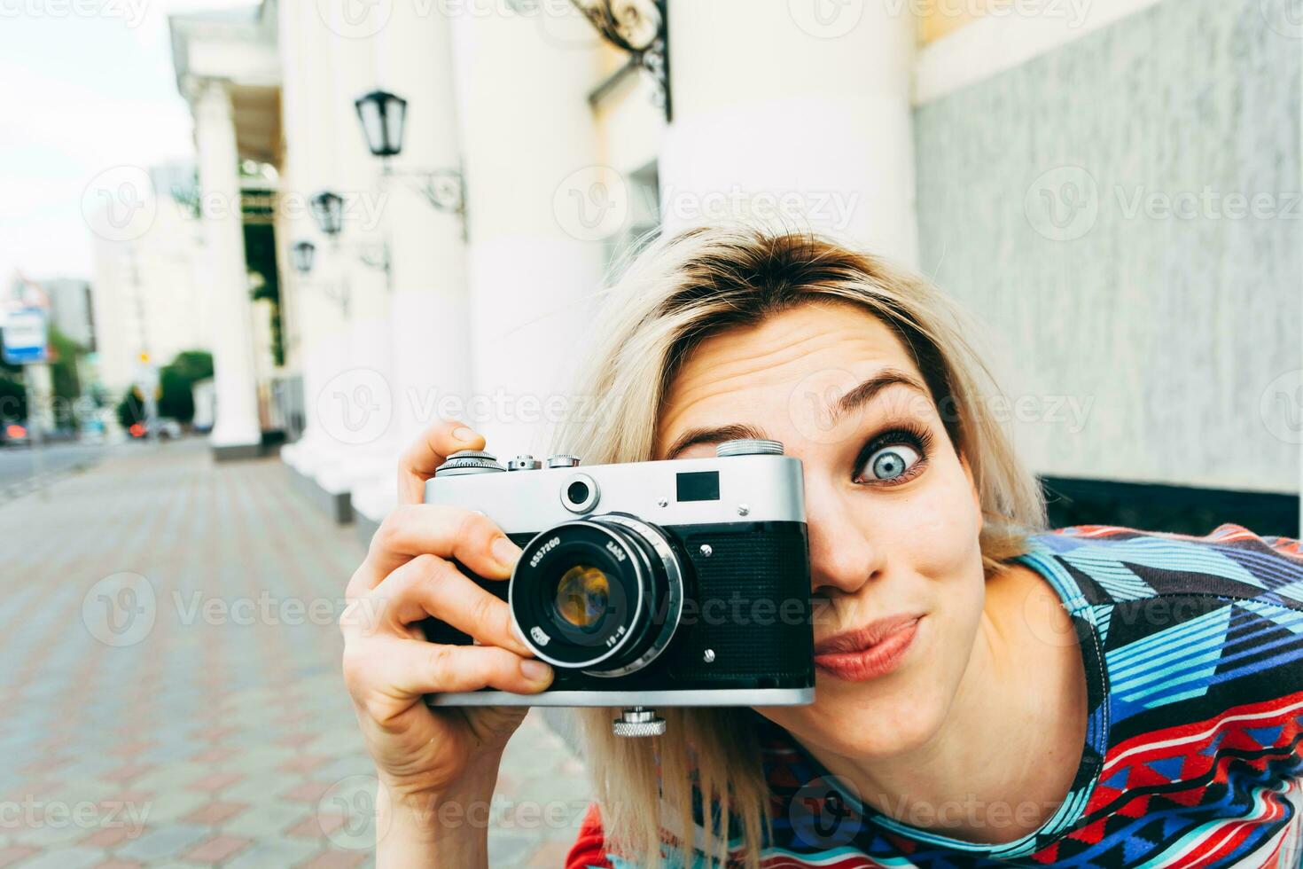 mujer fotografiado retro cámara en el ciudad foto