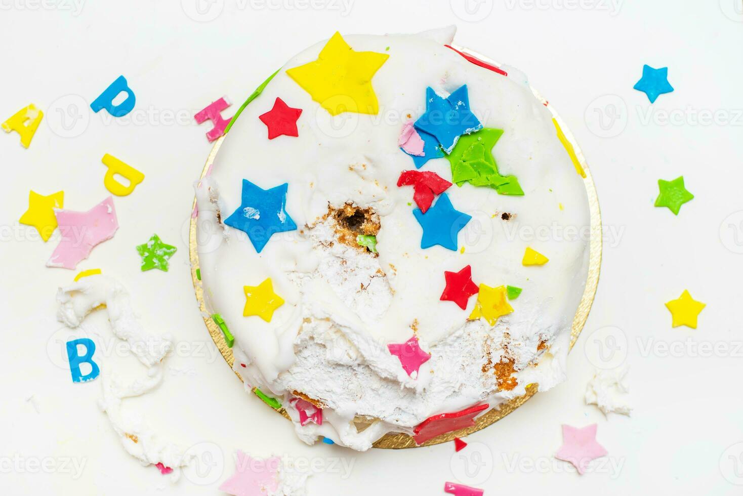 un cumpleaños pastel para un pequeño niño quien rompió eso foto