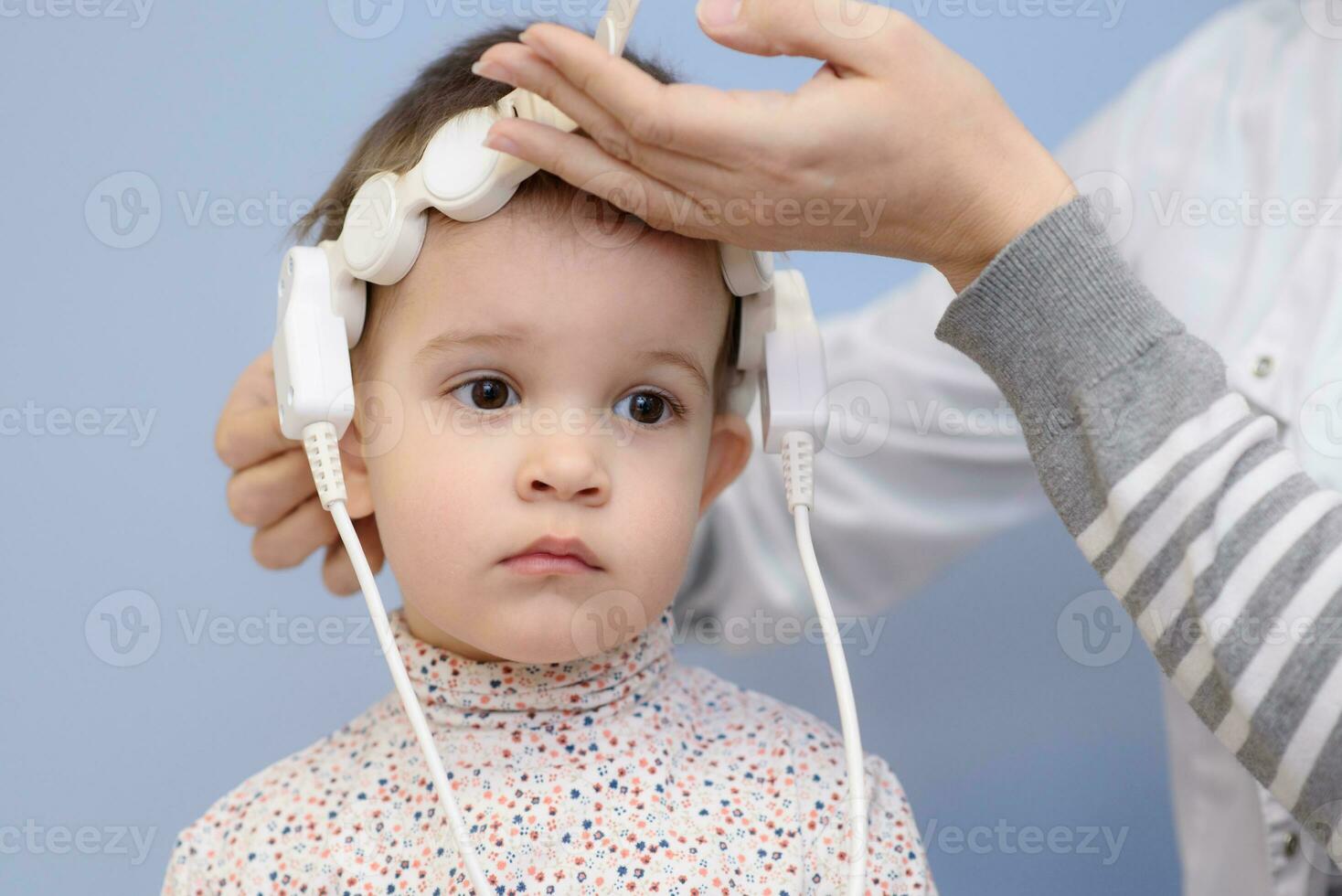 baby to take magnetotherapeutic procedures in the hospital photo