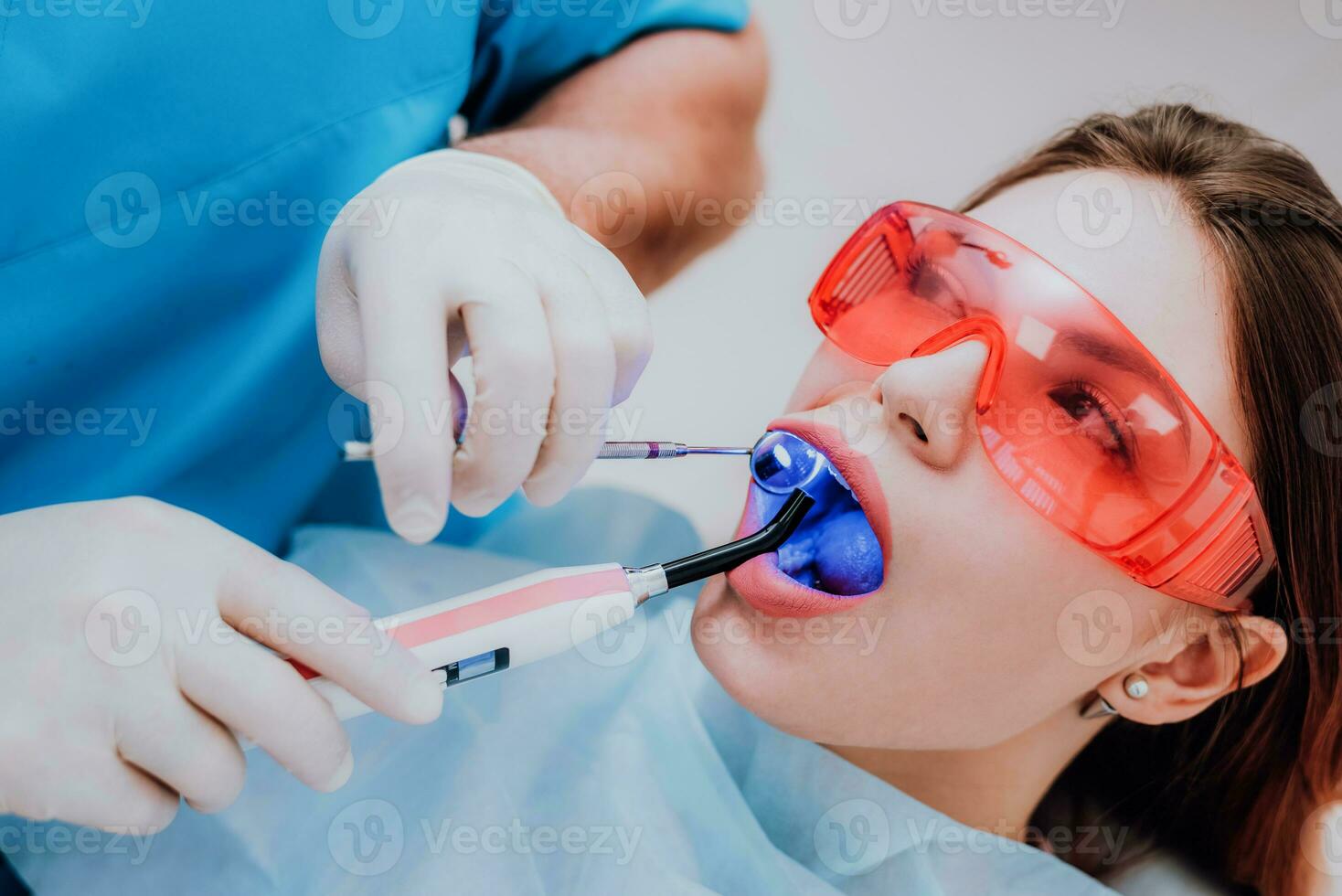médico ortodoncista examina el paciente después cepillado su dientes foto
